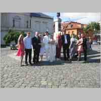 905-2018 Ostpreussenreise 2009, Memel, Hochzeitsgruppe vor dem Aennchen von Tharau Brunnen.jpg